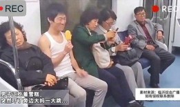 帅哥大妈吃瓜,趣味横生上演人间喜剧