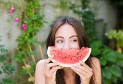 夏天妈妈吃瓜,妈妈甜蜜吃瓜时光