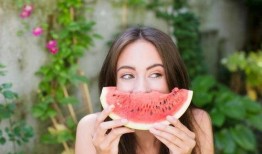 夏天妈妈吃瓜,妈妈甜蜜吃瓜时光