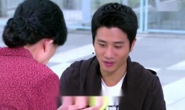 帅哥大妈吃瓜,趣味横生上演人间喜剧