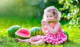 夏天妈妈吃瓜,妈妈甜蜜吃瓜时光