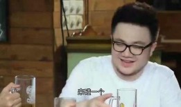 吃瓜小伙被撞,事件背后引发社会关注