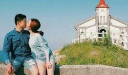 亲吻吃瓜情侣头像,亲吻吃瓜情侣头像诠释的爱情甜蜜