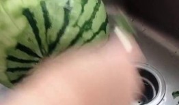 吃瓜削皮直接吃,尽享鲜甜——揭秘直接食用西瓜的新潮流
