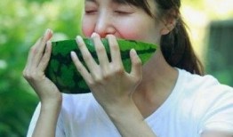 夏天妈妈吃瓜,妈妈甜蜜吃瓜时光