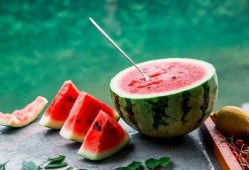 秋晚吃瓜,品味丰收的甜蜜时光