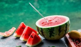 秋晚吃瓜,品味丰收的甜蜜时光