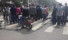 撞车吃瓜文案,吃瓜群众围观，揭秘事故背后的惊人真相！