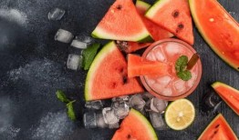 吃瓜看戏溜溜弯,吃瓜看戏，尽享悠闲时光