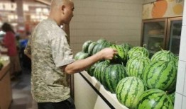 吃瓜吃根部还是吃顶部,揭秘吃瓜的正确姿势——根部还是顶部？