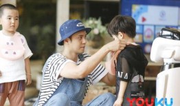 小手牵小狗吃瓜,欢乐吃瓜时光