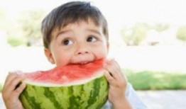 吃瓜看戏溜溜弯,吃瓜看戏，尽享悠闲时光