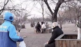 吃瓜小伙被撞,事件背后引发社会关注