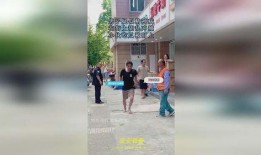 吃瓜小伙被撞,事件背后引发社会关注