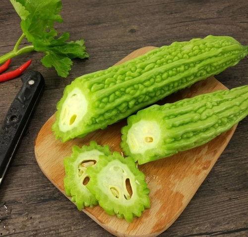 吃瓜看戏溜溜弯,吃瓜看戏，尽享悠闲时光